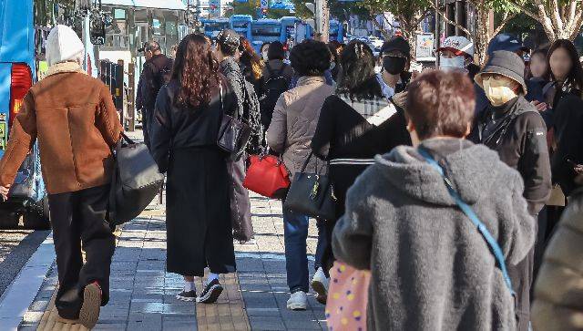 최근 부산역을 폭파하겠다는 신고가 접수되는 등 부산에서 다중이용시설에 대한 협박 범죄가 잇따르고 있다. 사진은 지난해 11월 부산역 앞 버스정류장에서 시민들이 두터운 옷차림으로 지나가고 있는 모습. 부산일보DB