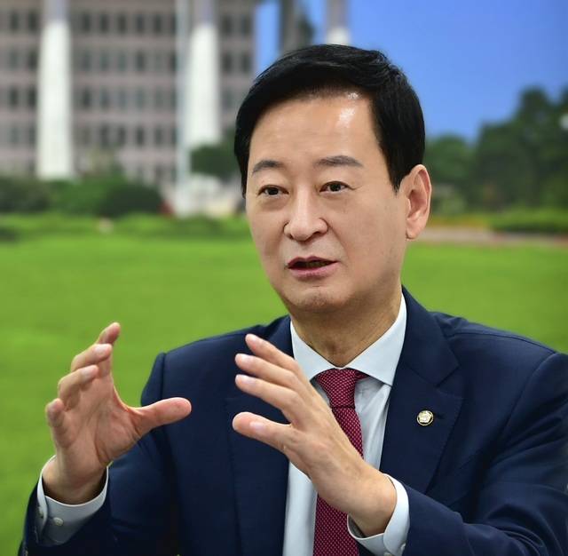 6.3 지방선거에서 대구시장에 출사표를 던진 최은석 의원이 대구일보와 인터뷰하며 대구시정 구상에 대해 설명하고 있다. 김진홍 기자