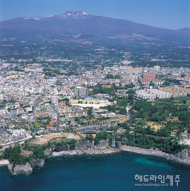 제주특별자치도가 올해부터 제주도로 이사오는 청년들에게 전입 환영 축하금을 지급한다. 사진은 서귀포시 전경. (사진=서귀포시)