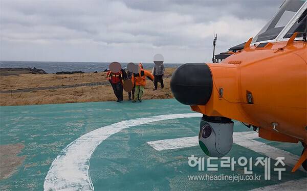 소방당국이 마라도에서 뇌경색 의심 환자를 헬기로 이송하고 있다 (사진=제주소방안전본부)