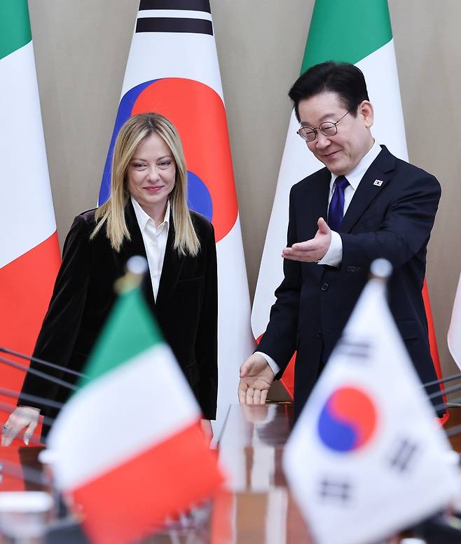 이재명 대통령이 19일 청와대에서 열린 조르자 멜로니 이탈리아 총리와 한-이탈리아 정상회담에서 기념촬영을 마친 뒤 자리 안내를 하고 있다. 사진=뉴시스