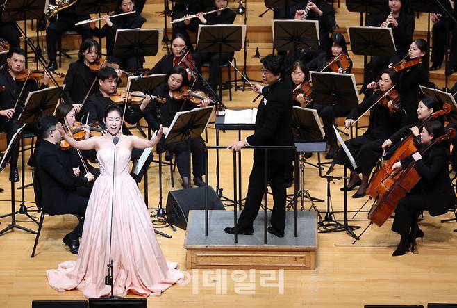 17일 서울 송파구 롯데콘서트홀에서 열린 ‘2026 이데일리 신년음악회’에서 소프라노 이한나가 ‘아름다운 나라’를 열창하고 있다. (사진=노진환 기자)