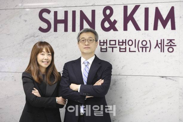 법무법인 세종 장재영(오른쪽) 변호사와 김희영 외국변호사. (사진=이영훈 기자)