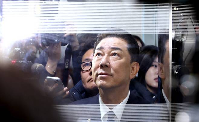 더불어민주당 김병기 의원이 19일 국회 소통관에서 윤리심판원의 제명 처분 결정 등 그간의 심경을 밝힌 뒤 엘리베이터를 타기 위해 기다리고 있다. (사진=연합뉴스)