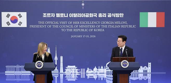 이재명 대통령과 조르자 멜로니 이탈리아 총리가 19일 청와대에서 정상회담 후 공동언론발표를 하고 있다.(사진=뉴스1)