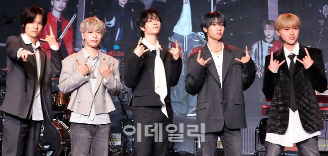 밴드 캐치더영(CATCH THE YOUNG강산이, 최정모 김남현, 안기훈, 이준용)이 19일 서울 강남구 청담동 일지아트홀에서 열린 첫 정규앨범 '이볼브'(EVOLVE) 발매 기념 쇼케이스에서 포토타임을 갖고 있다.(사진=방인권 기자)