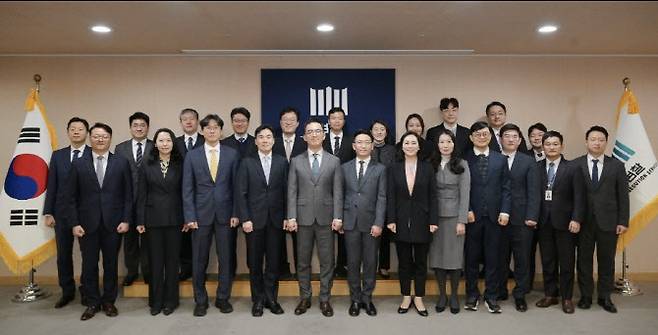 구자현 검찰총장 직무대행(앞 줄 왼쪽에서 다섯번째)이 19 대검찰청 15층 소회의실에서 열린 제13회 공인전문검사 인증서 수여식에서 기념사진을 촬영하고 있다. (사진=대검찰청)