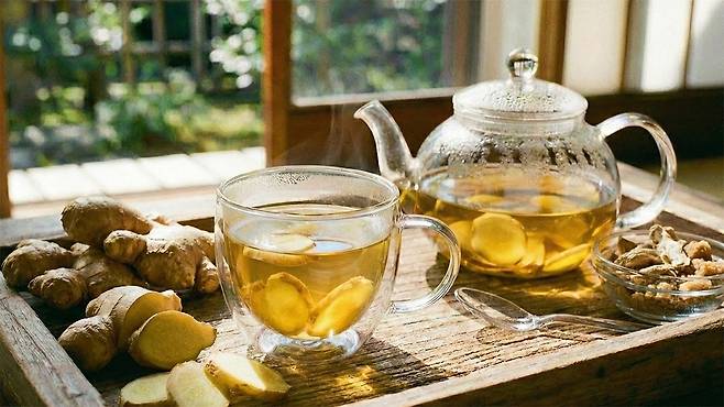 생강차는 제2형 당뇨병 환자의 혈당과 당화혈색소 수치를 낮추는 데 도움을 줄 수 있다｜출처: Gemini 생성