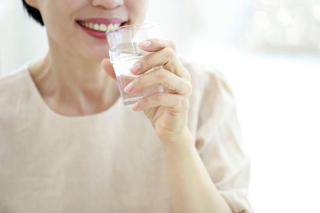신선한 물을 잘 마시면 신장 건강을 지키는 데 도움이 된다. 물 섭취량은 상황에 따라 다르지만 보통 하루에 8잔 정도가 적당하다. 사진=클립아트코리아