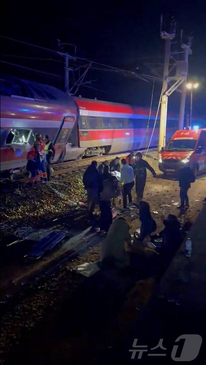 18일(현지시간) 스페인 남부 코르도바주 아다무스에서 발생한 고속열차 탈선 사고 현장에서 구조대원들이 잔해를 수색하고 있다. 2026.1.18 ⓒ 로이터=뉴스1