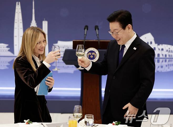 이재명 대통령과 조르자 멜로니 이탈리아 총리가 19일 청와대에서 열린 공식 오찬에서 건배하고 있다. 2026.1.19/뉴스1 ⓒ News1 이재명 기자