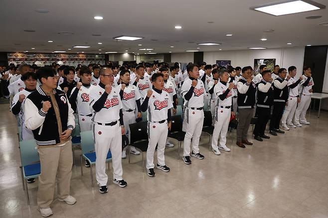 두산 선수단이 15일 서울 잠실구장에서 열린 창단기념식에서 파이팅을 외치고 있다. 사진 | 두산 베어스