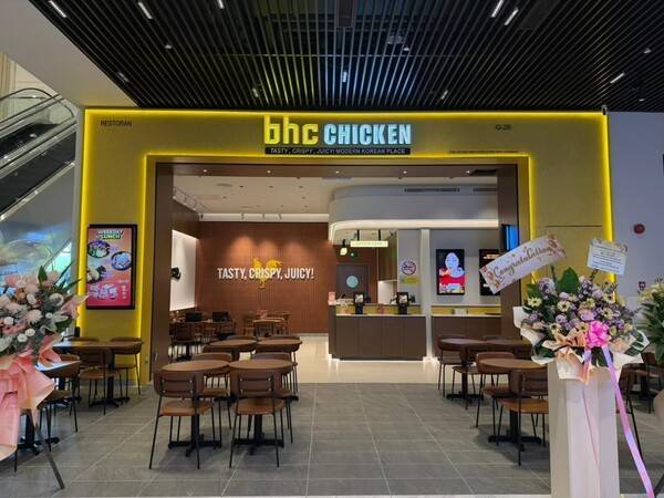 bhc가 말레이시아 셀랑고르 주 샤알람에 위치한 신도시 세티아 알람 지역에 12호 매장 '선수리아포럼점'을 새롭게 열었다.(bhc, 말레이시아 12호점 '선수리아포럼점' 매장 전경). /사진=BHC