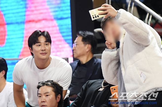 4일 잠실학생체육관에서 열린 프로농구 서울 SK와 부산 KCC의 경기. 메이저리그 애틀랜타 브레이브스 김하성이 하프타임 때 팬들과 셀카를 찍고 있다. 잠실=박재만 기자 pjm@sportschosun.com/2025.11.04/