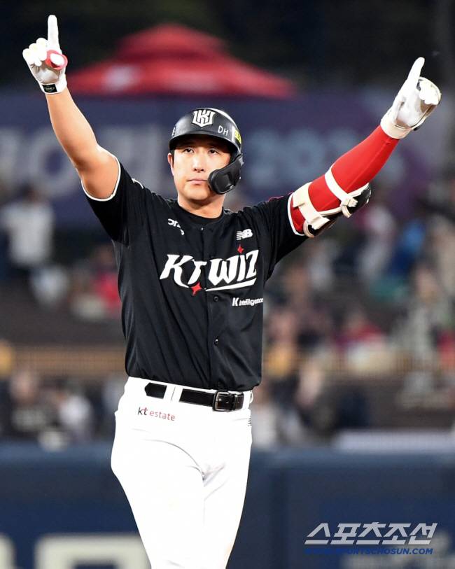 1일 광주 기아챔피언스필드에서 열린 KT-KIA전. 3회초 2사 1, 3루 황재균이 2타점 적시타를 친 후 환호하고 있다. 광주=정재근 기자 cjg@sportschosun.com/2025.10.1/