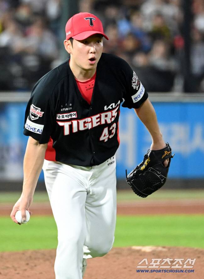 6일 부산 사직야구장에서 KIA와 롯데의 경기가 열렸다. 4회말 KIA 김건국이 롯데 레이예스의 투수 앞 땅볼 타구를 잡아 1루로 던지고 있다. 부산=허상욱 기자wook@sportschosun.com/2025.08.06/