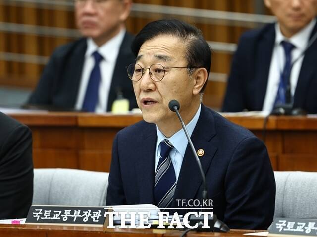 김윤덕 국토교통부 장관은 해외건설 수주 환경 구조가 단순 도급에서 투자개발로 바뀌고 있다고 말했다. 한국 기업도 이에 발맞춰 대응해야 한다고 강조했다. /뉴시스