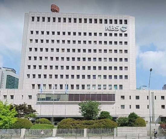 공영방송의 장수 프로그램은 트렌드를 좇기보다 기준을 제시해야 한다. 한 시대를 버텨온 노래와 사람, 그리고 이름 없이 노래해온 이들의 삶을 비추는 역할은 국민 공영방송 KBS라서 가능한 일이다. /KBS