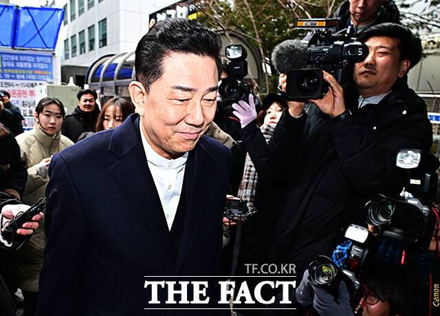 찰이 김병기 더불어민주당 의원의 배우자 이모 씨의 동작구의회 업무추진비 사적 유용 의혹 관련 19일 강제수사에 나섰다. /배정한 기자