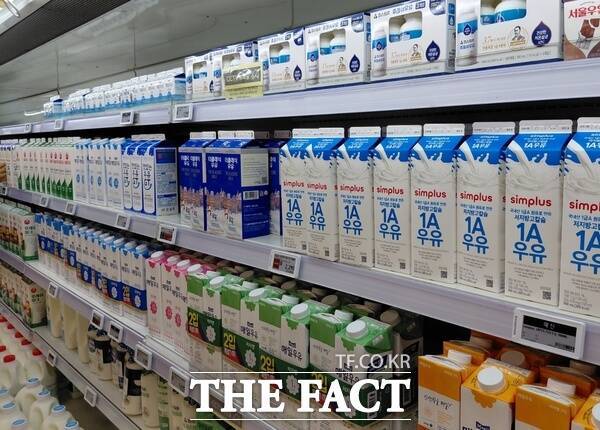 빙그레가 해태아이스크림 인수 후 5년여 만에 합병을 알렸지만, 동시에 희망퇴직을 단행해 그 배경에 이목이 쏠린다. 사진은 서울 시내 한 홈플러스 매장의 우유 진열대 모습. /손원태 기자