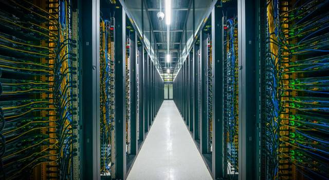 금융당국이 금융회사들의 클라우드 기반 서비스형 소프트웨어(SaaS)를 통해 응용서비스를 제공할 수 있도록 망 분리 규제 완화를 추진한다. 사진은 카카오 데이터 센터 내 서버실의 모습.(기사 내용과 무관) /카카오