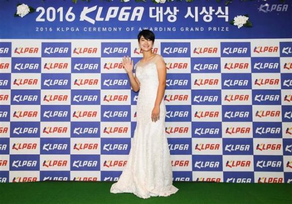 흰색 드레스 차림으로 KLPGA투어 대상 시상식의 주인공이 된 박성현. 채널에이 자료