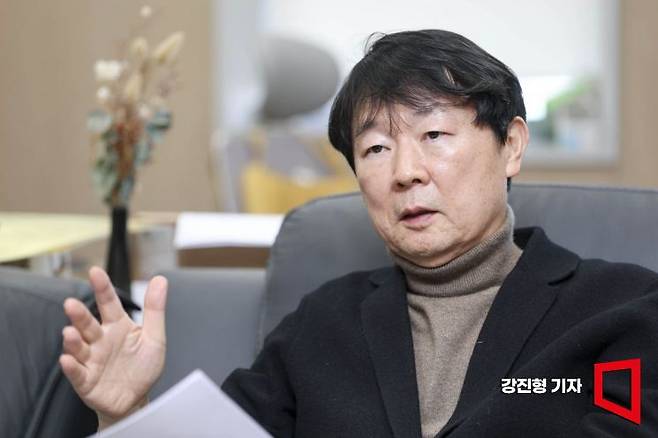 신관호 한국금융학회장이 지난 7일 서울 성북구 고려대학교 정경관에서 '2026년 경제·금융의 길을 묻다'를 주제로 한 아시아경제 신년인터뷰에 응하고 있다.