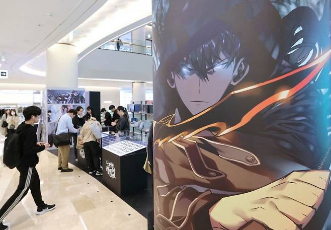 지난해 10월 서울 송파구 롯데월드몰에 열린 '2025 월드 웹툰 페스티벌'에서 관람객들이 팝업스토어 전시를 살펴보고 있다. 연합뉴스