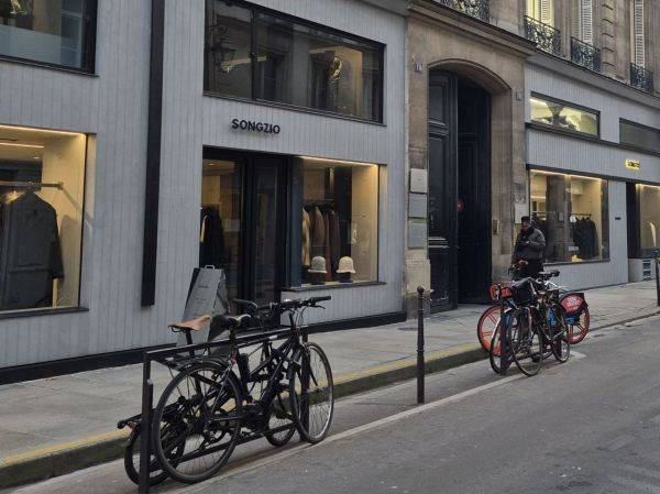 송지오 매장 외관 모습. 왼쪽은 송지오 남성복과 지제로(ZZERO) 제품이 판매된다. 오른쪽은 지난해 9월 문을 연 여성복 매장.