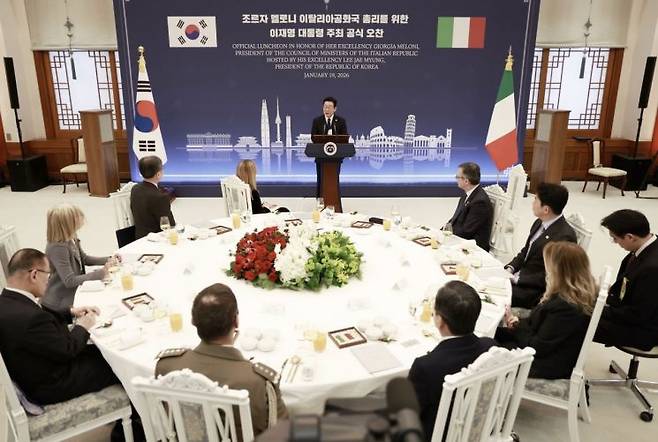 이재명 대통령이 19일 청와대에서 열린 조르자 멜로니 이탈리아 총리 공식 오찬에서 환영사를 하고 있다. 연합뉴스