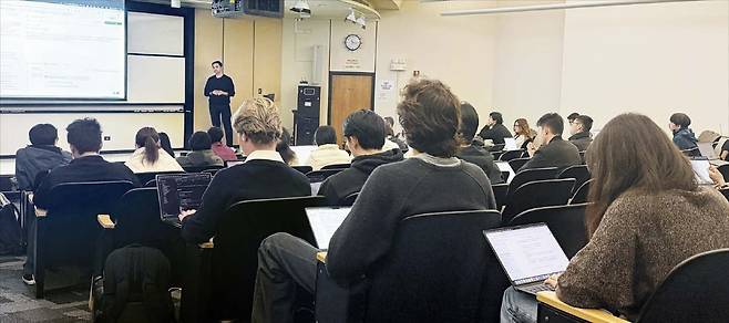 지난 15일 미 캘리포니아주 팔로알토에 있는 스탠퍼드대 컴퓨터공학과 AI 관련 수업에서 학생들이 강사 설명을 들으며 각자 ‘바이브 코딩(AI의 도움을 받아 일상 언어로 하는 코딩)’을 하고 있다./강다은 기자