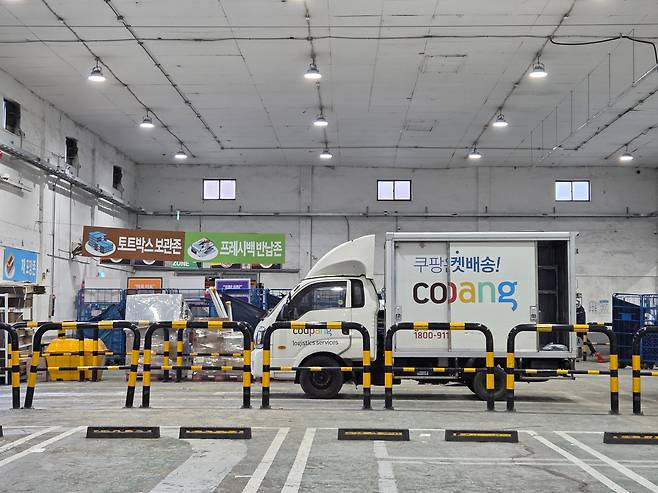 지난 7일 서울 성동구에 위치한 쿠팡 배송캠프(물류 거점)에 쿠팡 트럭이 주차돼 있다. /권유정 기자