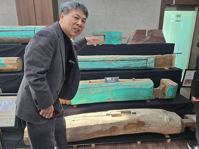 16일 전북 고창군에 있는 전북대 고창캠퍼스 안 한옥박물관에서 남해경 전북대 한옥건축학과 교수가 설명하고 있다. 남 교수는 후학들을 양성하면서 국내는 물론 해외로 한옥을 수출하는 일에 열정을 쏟고 있다. /정민하 기자