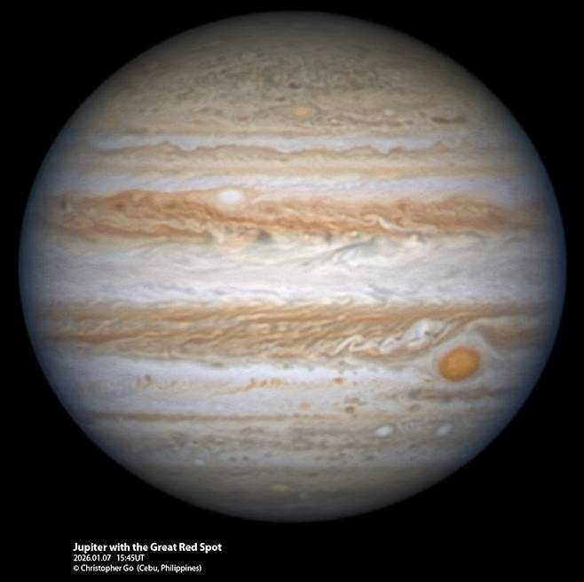 제임스 웹 우주망원경이 찍은 목성. 적도 오른쪽 아래 대적점이 선명하게 보인다./NASA/Christopher Go