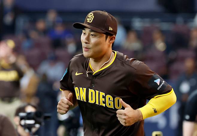 2024년 8월 서울 구로구 고척스카이돔에서 열린 2024 미국 메이저리그(MLB) 월드투어 서울시리즈 공식 개막전 샌디에이고 파드리스와 LA 다저스의 2차전 경기, 샌디에이고 김하성이 그라운드에 입장하고 있다./뉴스1