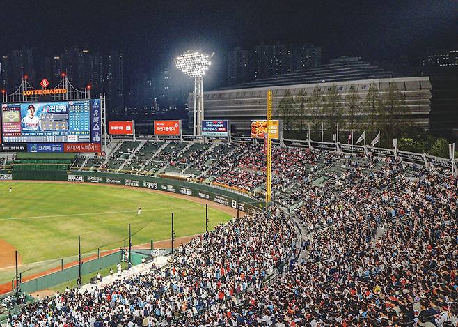 부산의 새로운 야간관광 트렌드로 떠오른 사직 야구경기 관람(사진 부산관광공사(매경DB))