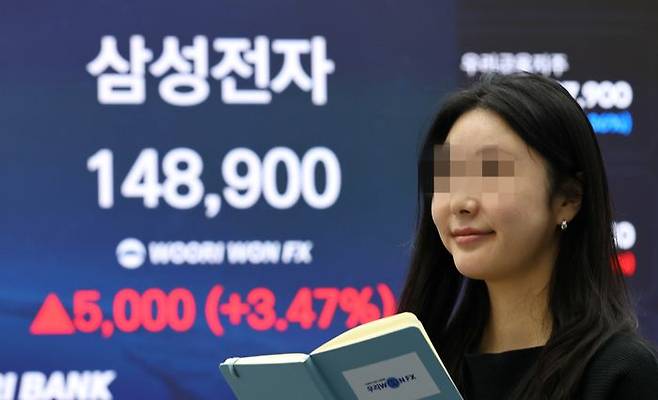 16일 서울 중구 우리은행 딜링룸에 전장 대비 3.47% 오른 14만8900원에 거래를 마친 삼성전자 종가가 보이고 있다. ⓒ뉴시스