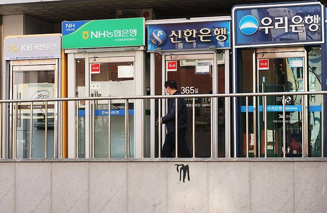 서울 용산구에 설치된 은행 ATM기를 시민들이 이용하는 모습. 2025.11.9/뉴스1
