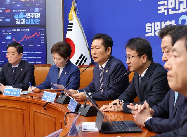 정청래 더불어민주당 대표가 19일 서울 여의도 국회에서 열린 최고위원회의에서 발언하고 있다. [연합뉴스]