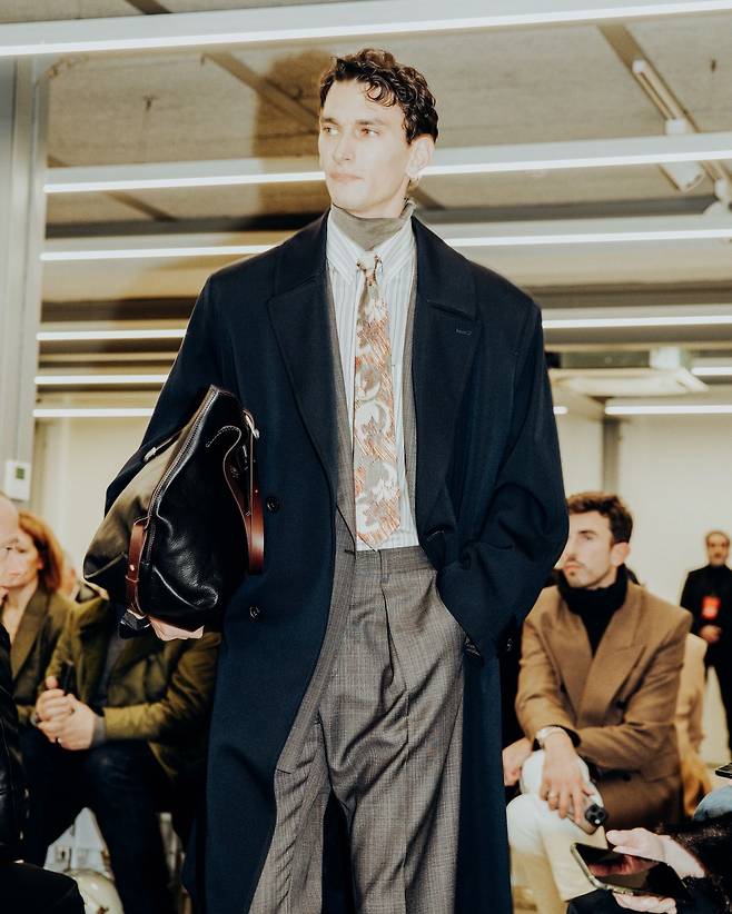 폴 스미스의 2026 가을·겨울 컬렉션. 클래식한 유니폼에 균열을 낸 테일러링이 감각적이다. @paulsmithdesign