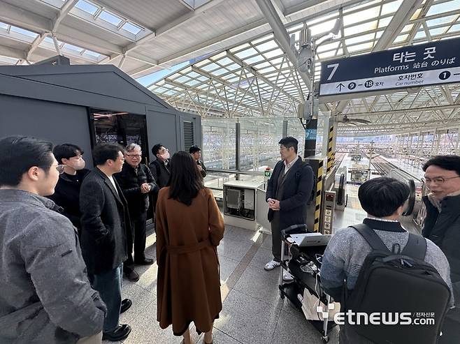 오픈랜 실증 사업 관계자가 서울역에 구축된 삼지전자 O-RU장비(수출장비)에 대한 설명을 듣고 있다.