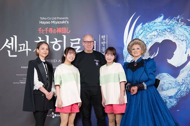 지난 7일 '센과 치히로의 행방불명' 연출가와 배우들이 예술의전당에서 기념촬영을 하고 있다. 왼쪽부터 이마이 마오코, 카미시라이시 모네, 존 케어드 연출, 카와에이 리나, 나쓰키 마리. CJ ENM 제공
