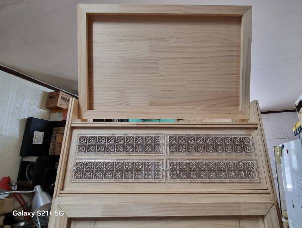 위에 포스터 등을 올릴 수 있도록 구성됐다