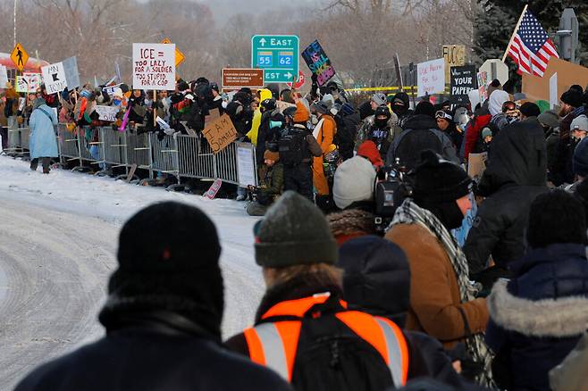 러네이 니콜 굿(37)이 미국 미네소타주 미니애폴리스에서 이민세관단속국 요원에게 치명상을 입고 사망한 뒤 18일(현지시각) 미니애폴리스의 비숍 헨리 위플 연방청사 앞에서 시위가 열리고 있다. 미니애폴리스/로이터 연합뉴스