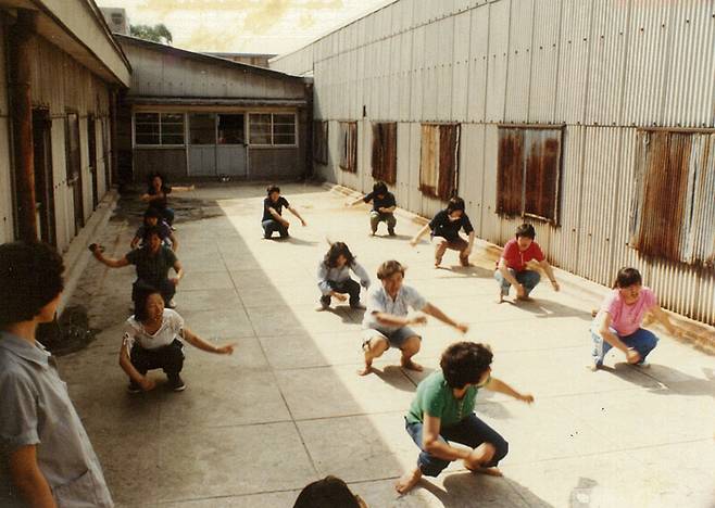 1981년께 원풍모방 옥상에서 진행된 탈춤반 공연 연습 장면. 필자는 1980년 12월 계엄사령부 합동수사본부에 연행돼 강제사직서를 써야 했던 탓에 이때 공연엔 참여하지 못했다. 필자 제공