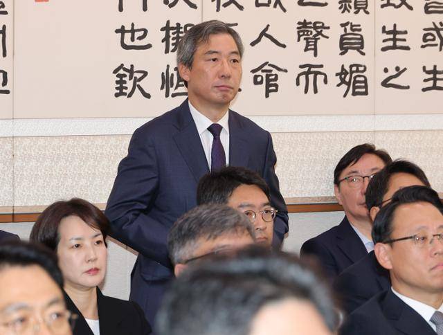 윤재순 전 대통령비서실 총무비서관이 지난해 10월 23일 국회 법제사법위원회에서 열린 '2025년 국정감사'에 출석해 인사를 하고 있다. 연합뉴스