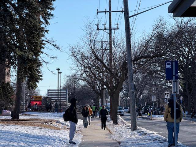 14일 오후 3시 30분쯤 미 미네소타주 미니애폴리스의 한 공립학교에서 학생들이 하교하고 있다. 최근 ICE는 이곳에서 자녀의 하교를 기다리는 학부모를 붙잡아갔다. 미니애폴리스=박지연 특파원