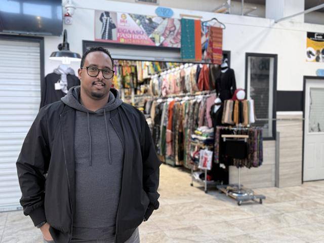 미국 미네소타주 미니애폴리스에 위치한 소말리아 커뮤니티 상가 '카멀 몰'에서 만난 압둘 마하무드가 14일 한국일보와 인터뷰하고 있다. 정오가 지난 시간이었지만 상점 대부분은 문을 닫은 상태였다. 도널드 트럼프 미 행정부가 소말리아인들을 겨냥한 이민단속을 강화한 뒤 상인들은 신경이 날카롭게 곤두서 있었다. 미니애폴리스=박지연 특파원