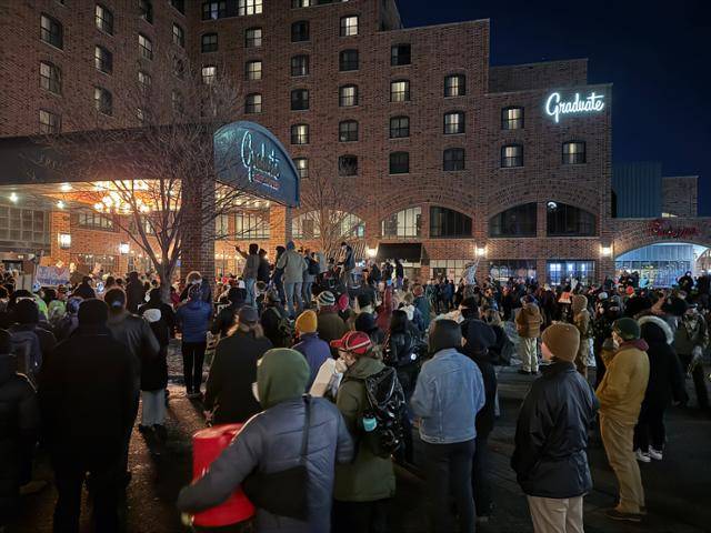 미 연방정부가 미네소타주(州) 미니애폴리스에 미 국토안보부 산하 이민세관단속국(ICE)을 추가 투입하자 14일 ICE가 투숙 중인 미네소타대 트윈시티 캠퍼스 안 호텔 앞에서 약 2,500명의 대규모 군중이 트럼펫, 드럼, 일렉 기타 등 악기와 양동이 등을 동원해 소음 시위를 하고 있다. 미니애폴리스=박지연 특파원