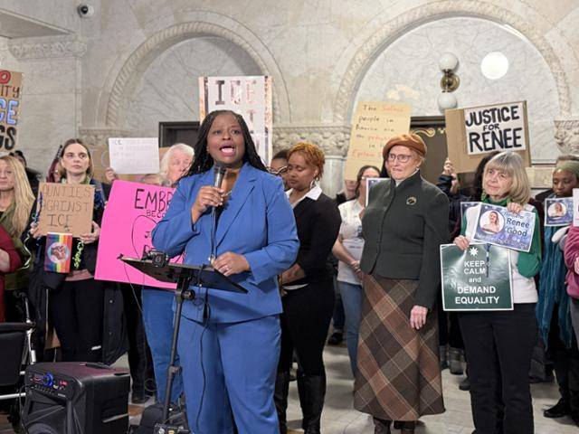 미국 미네소타주 미니애폴리스 시청에서 14일 열린 미 국토안보부 산하 이민세관단속국(ICE) 규탄 기자회견에서 마이크를 잡은 미니애폴리스 시청 소속 인권변호사 네키마 레비 암스트롱(사진 맨 앞)은 “러네이 니콜 굿을 쏜 ICE 요원 조너선 로스를 즉각 체포하라”며 목소리 높였다. 미니애폴리스 시장을 향해서는 “행동 없는 수사적 언어에 머물지 말라. 연방정부의 허락을 기다리지 말고 즉각 수사하라”고 촉구했다. 미니애폴리스=박지연 특파원